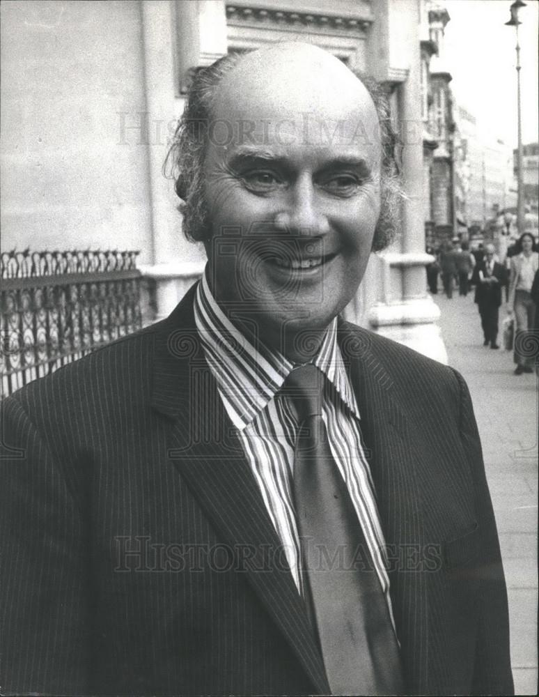 1974 Press Photo Mr. John McElrea ,oil company representative - Historic Images