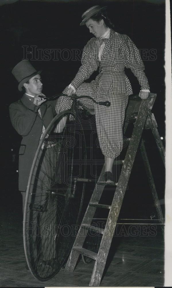 1949 Press Photo Sylvia Horne Helped Aboard Penny Farthing Cycle Peter Clarke - Historic Images