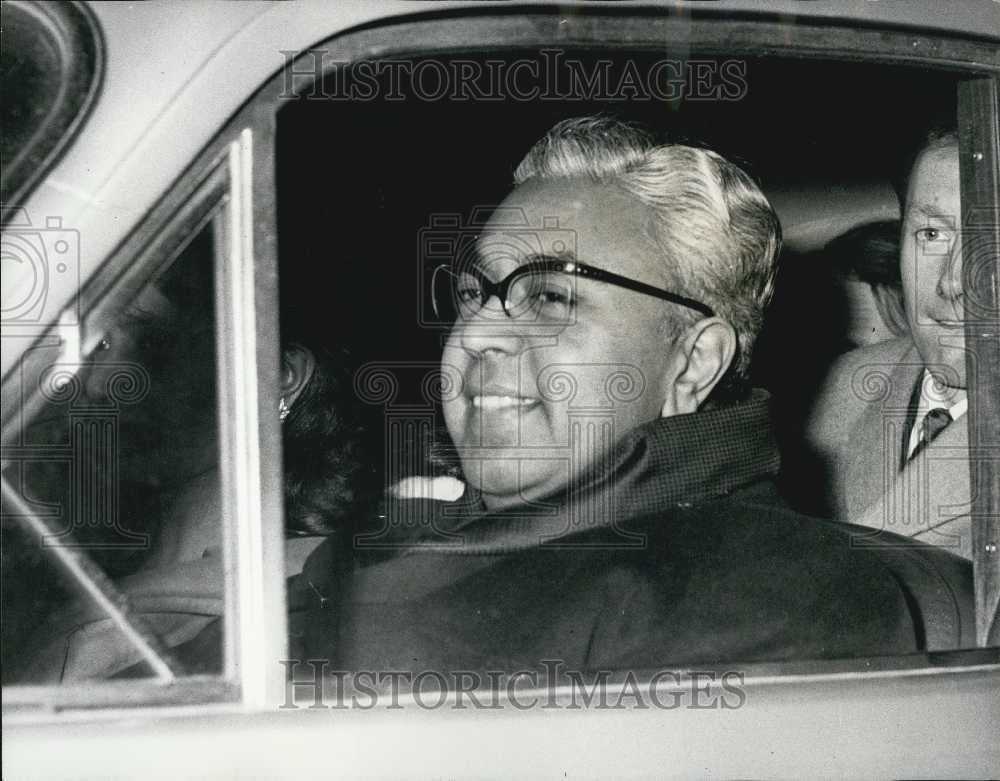 1967 Press Photo Dr. Emil Savundra Released From Prison - Historic Images