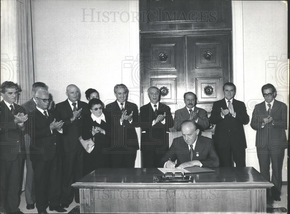 1976 Press Photo Bulgarian Party &amp; State Leaders Sign New Stockholm Appeal - Historic Images