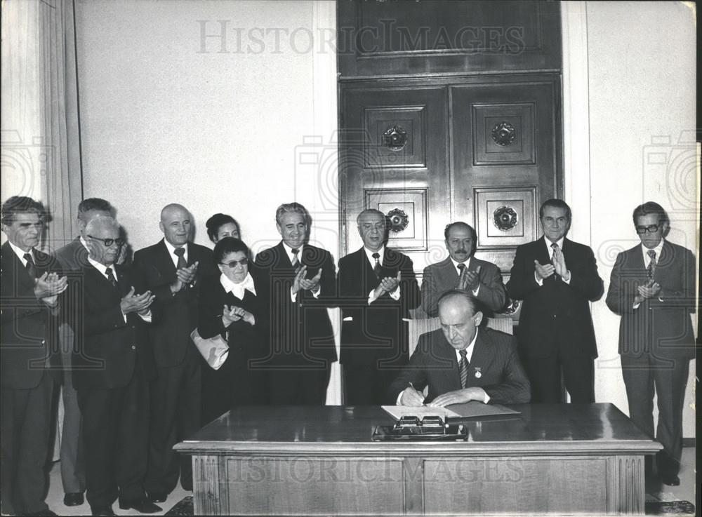 1976 Press Photo Bulgarian Party & State Leaders Sign New Stockholm Appeal - Historic Images