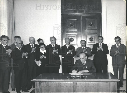 1976 Press Photo Bulgarian Party & State Leaders Sign New Stockholm Appeal - Historic Images