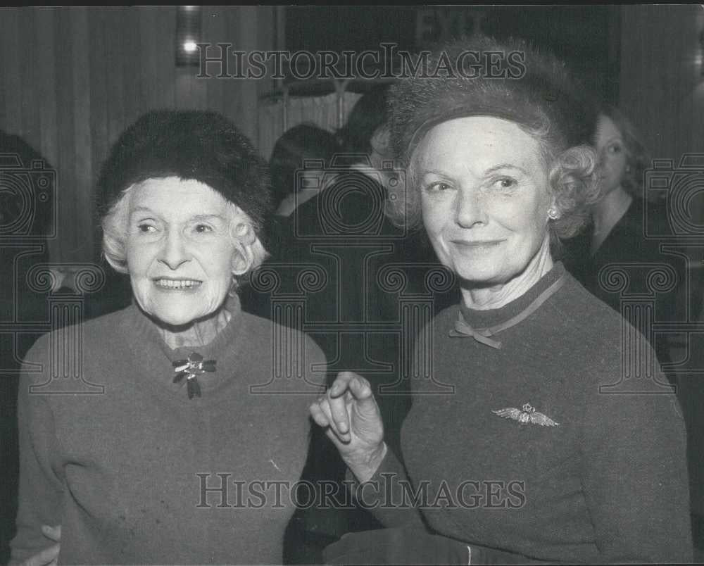 1980 Press Photo  Dame Anna Neagle, right, with Cathleen Neabitt - Historic Images