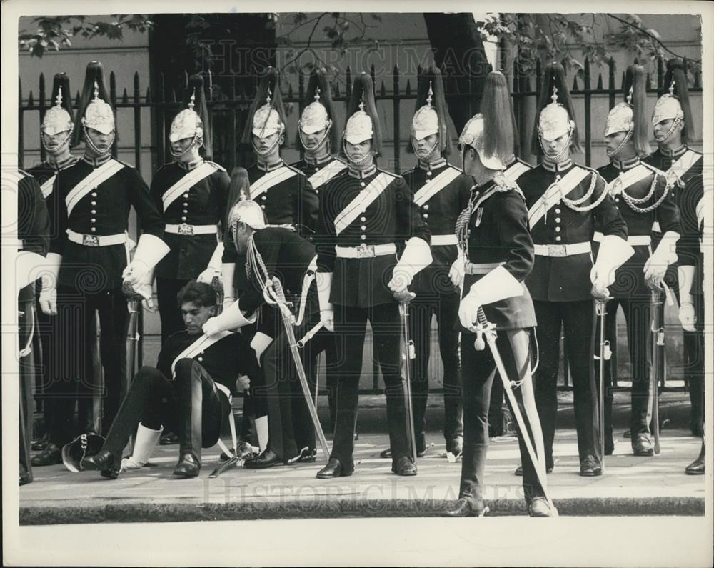 Press Photo The Queen opens the Household Brigade War Memorial Cloister - Historic Images