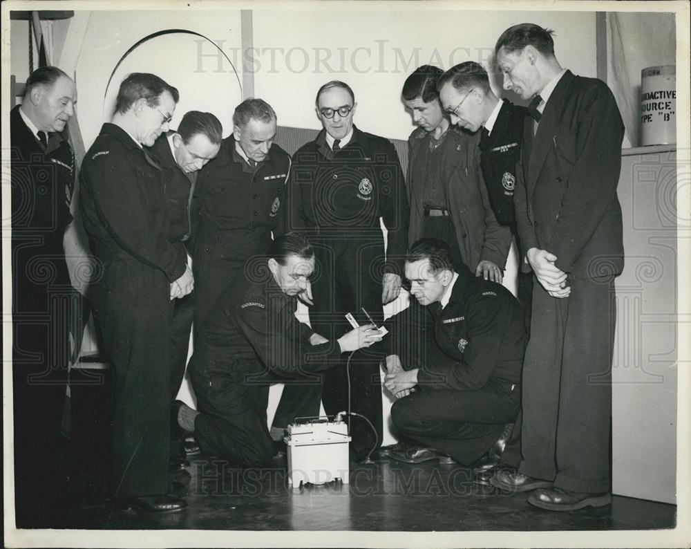 1954 Press Photo H Fleet, A Rowlands, Demonstration of Contamination Meter - Historic Images