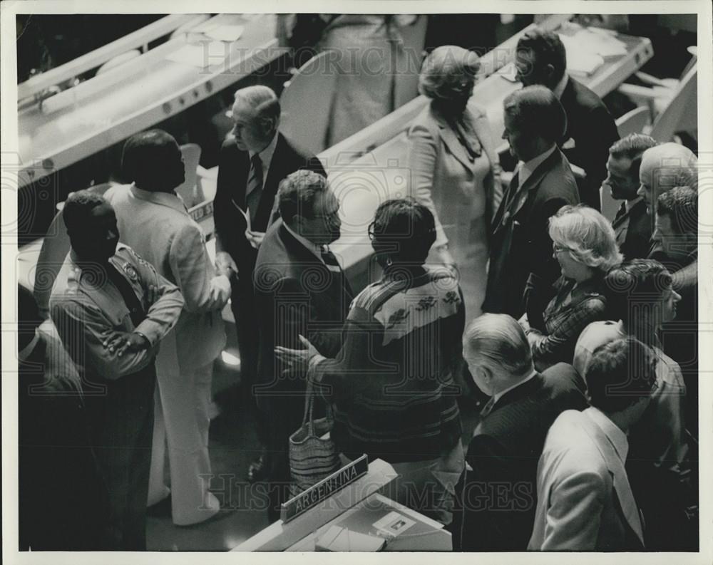 1976 Press Photo H. Kissinger after speech at UN Gen. Assembly - Historic Images