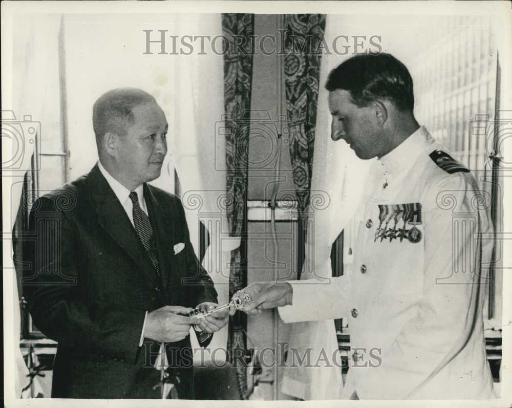 1956 Press Photo Japanese Presents Key to the City to British Captain - Historic Images