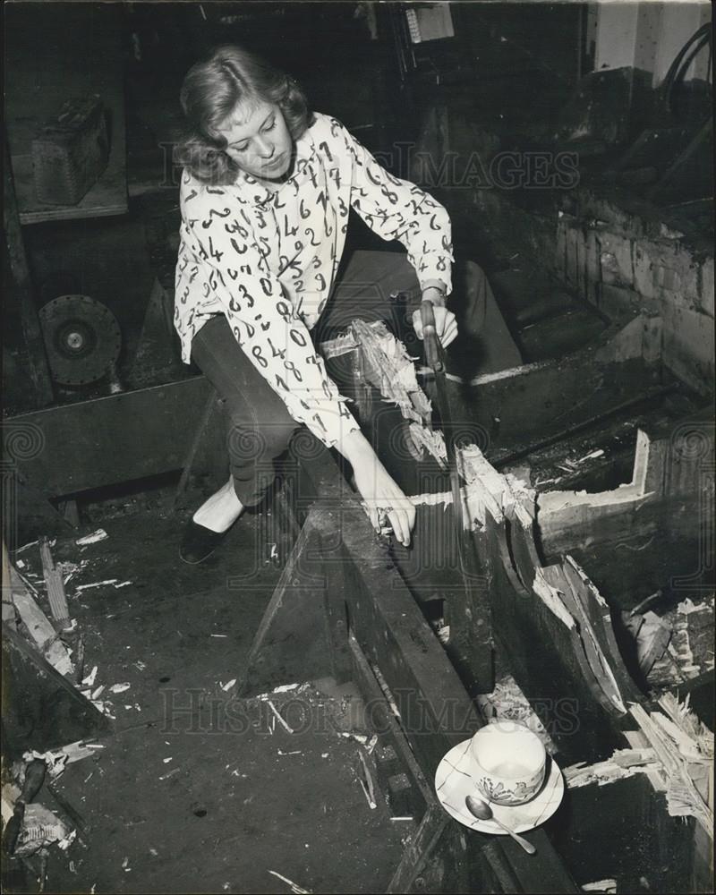 Press Photo Yvonne Young, Ship Repairs - Historic Images