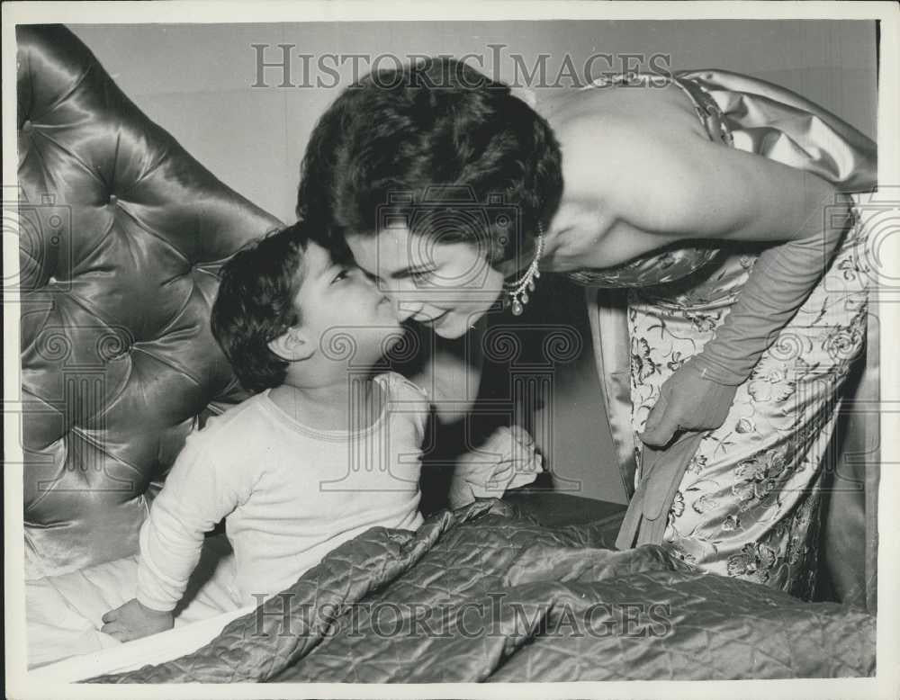 1958 Press Photo Wife Of The Bolivian Ambassador And Her Young Daughter - Historic Images