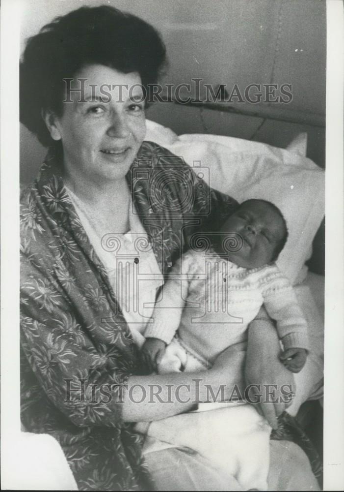 Press Photo high was born in a maternity ward at Troyes - Historic Images