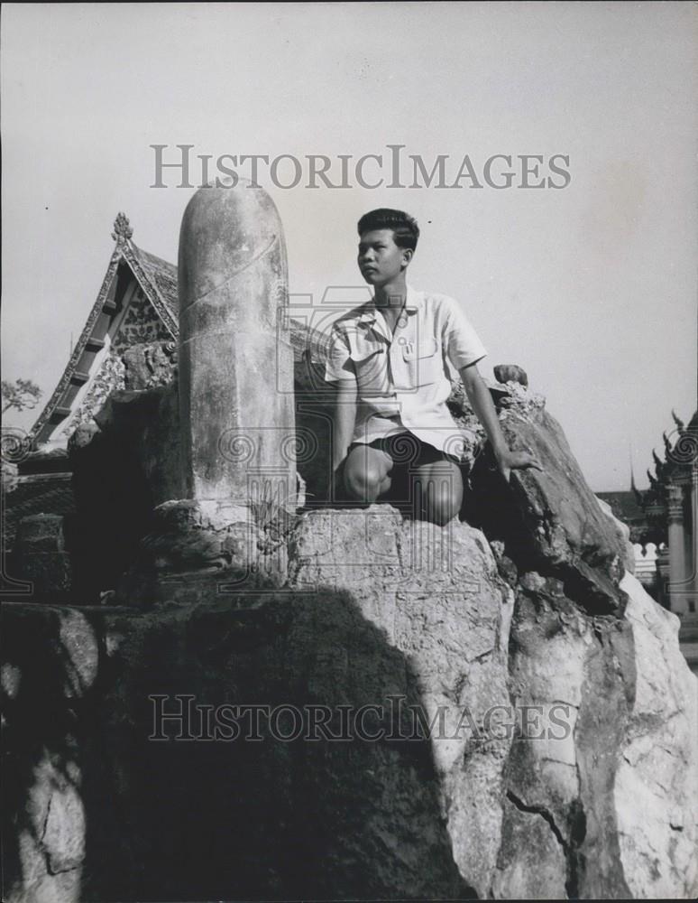 Press Photo Young Man Praying At Siva Lingam In Temple Of Wat Po Bangkok - Historic Images