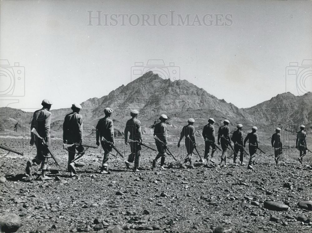 Press Photo Yemen Aden border: Government guards trek back to camp in a single - Historic Images