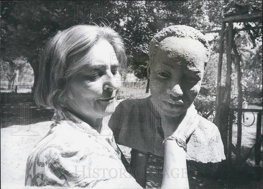 1966 Press Photo SculptressClara Quien  & bust of President Nyerere - Historic Images