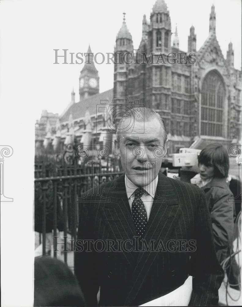 1976 Press Photo Mr. Geoffrey Russell,leaving the House of the Lords - Historic Images