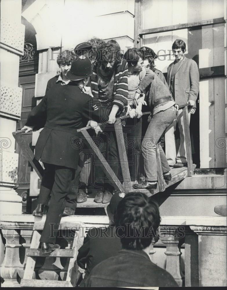 1969 Press Photo Police Sergeant Talks To Dr. John Leader Hippy Squatters - Historic Images