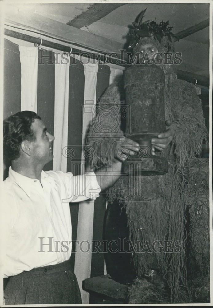 Press Photo wild men during their performance - Historic Images