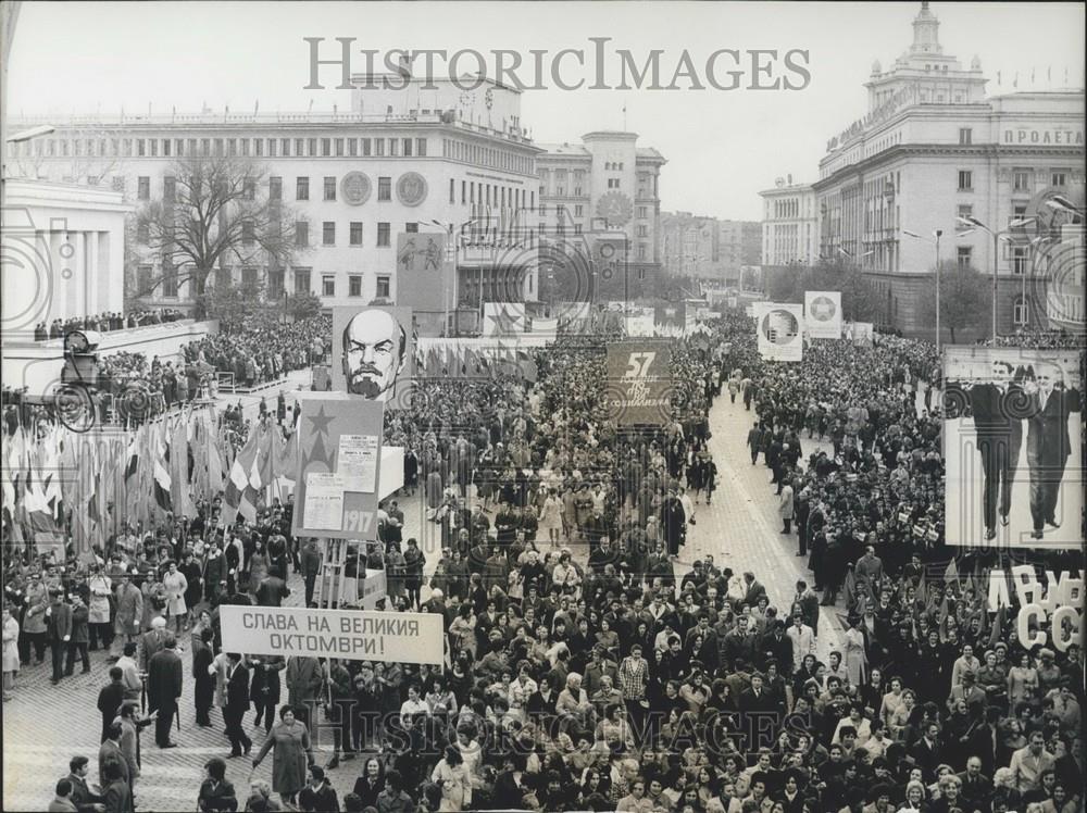 1974 Press Photo &#39;&#39;Ninth of September&#39;&#39; ddemonstration at square in Sofia - Historic Images