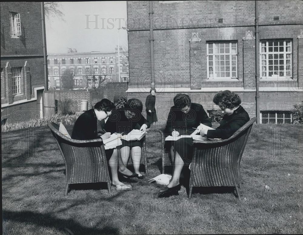 Press Photo Cadets Studying William Booth Memorial Training College Garden - Historic Images