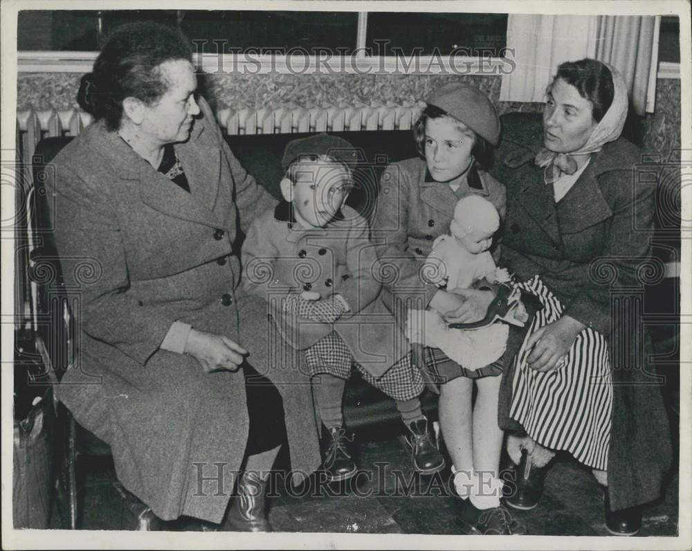 1953 Press Photo Barbary Szencykz Cancer Victim Arrives Frankfurt Airport - Historic Images