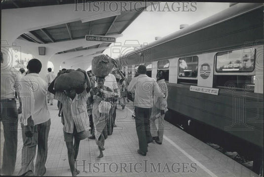 Press Photo Passengers Arrive Daressalaam First Train Zambia To Tanzania Uhuru - Historic Images