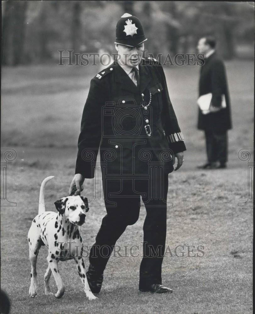 1966 Press Photo Guards and Royal Horse guards Regiments At Wellington Barracks - Historic Images