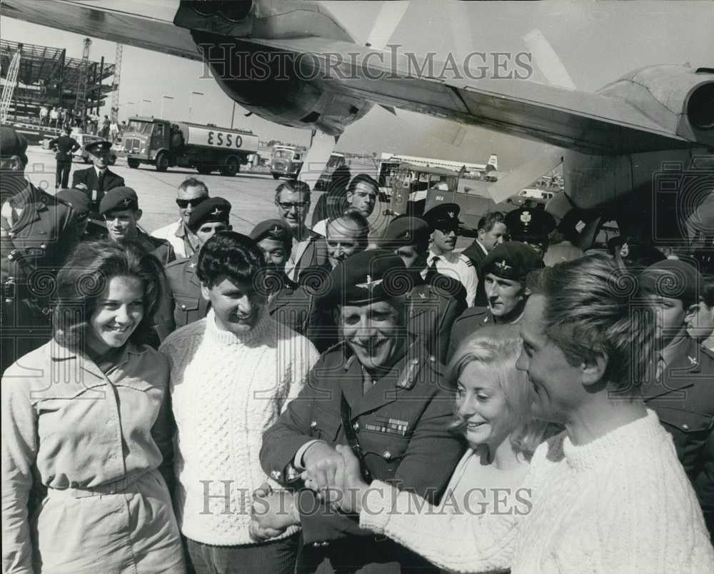 1966 Press Photo 2 Paratroopers That Rowed Across Atlantic Arrive In London - Historic Images