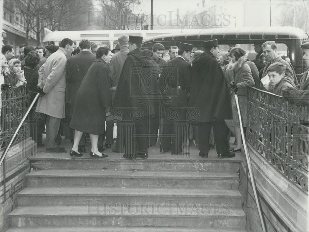 Press Photo Police Prohibit Entrance To Underground Station Port Versailles - Historic Images