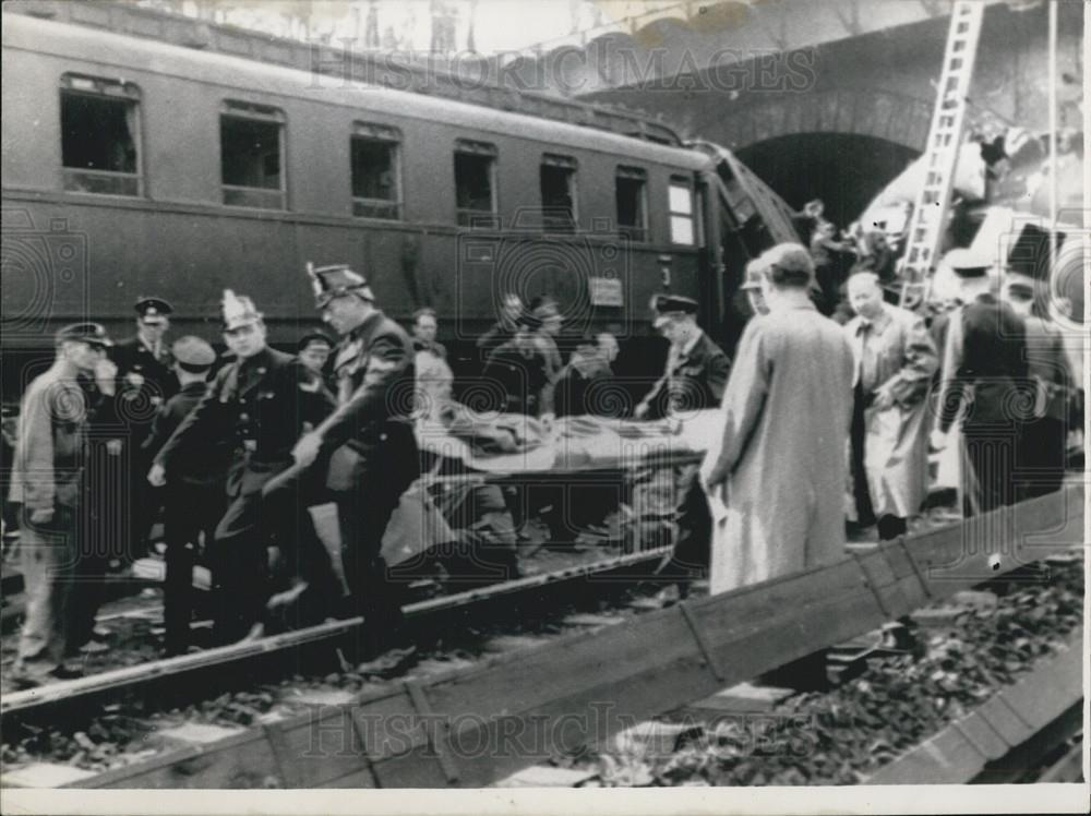 1952 Press Photo Train Accident In Hamburg Germany - Historic Images