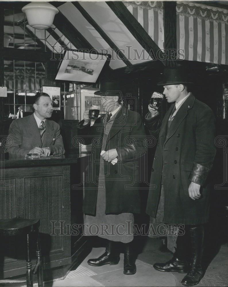 Press Photo Driver Strickland trouncer gibbons - Historic Images