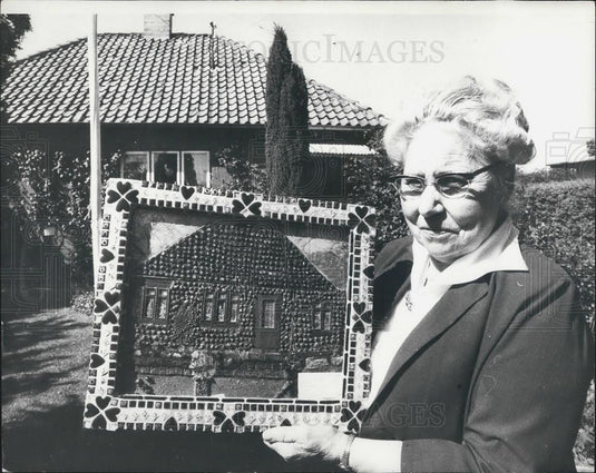 Press Photo Model of House in Gallstones-Dagmar Bjoernestad Copenhagen-720 Stone - Historic Images