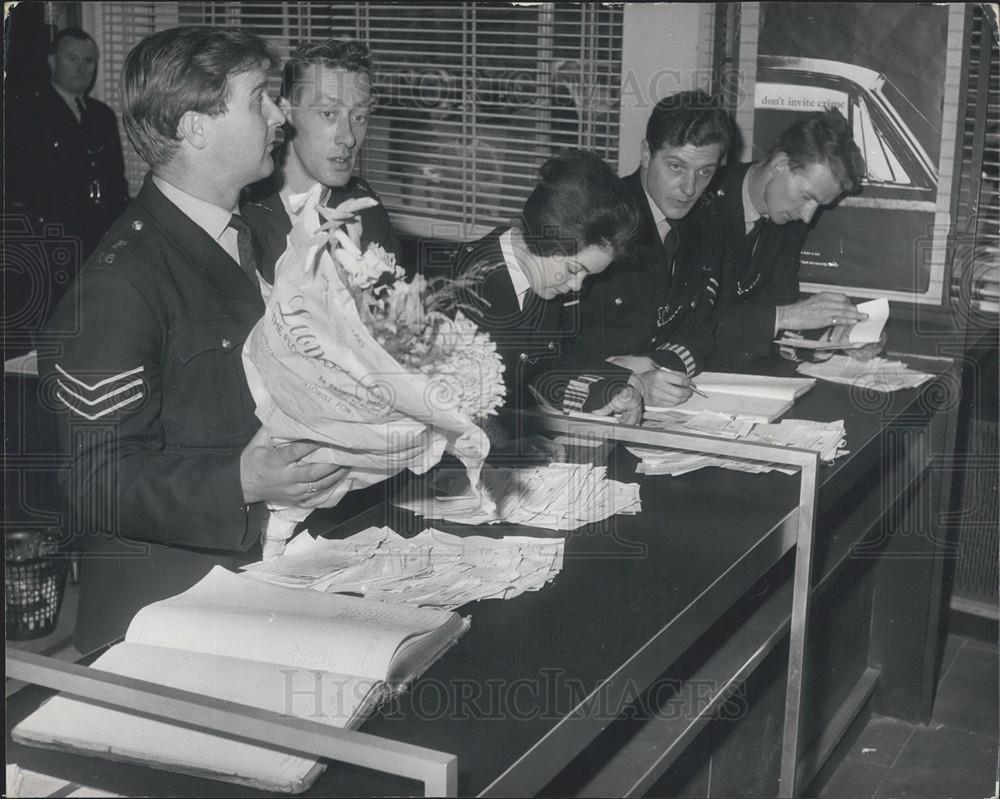 1966 Press Photo Shepherd&#39;s Bush Police Station Murder Hunt Donations Flowers - Historic Images