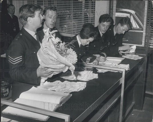 1966 Press Photo Shepherd's Bush Police Station Murder Hunt Donations Flowers - Historic Images