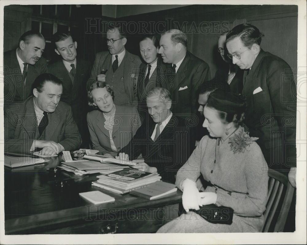 1953 Press Photo B.B.C. Commentators have Coronation Conference - Historic Images