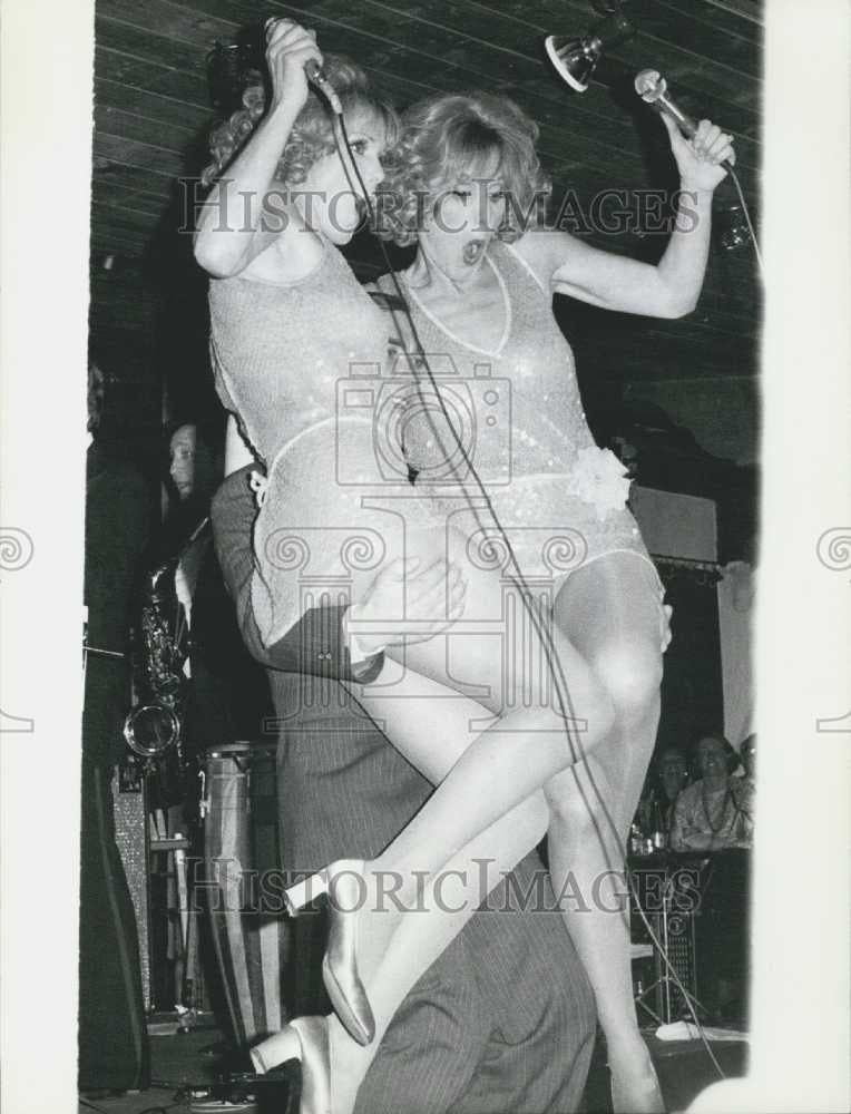 Press Photo Alice & Ellen Kessler At Olympia Ball - Historic Images