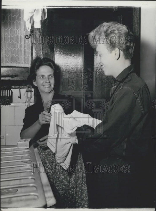 Press Photo Tommy Singer Does Dishes At Home With Mom In London - Historic Images