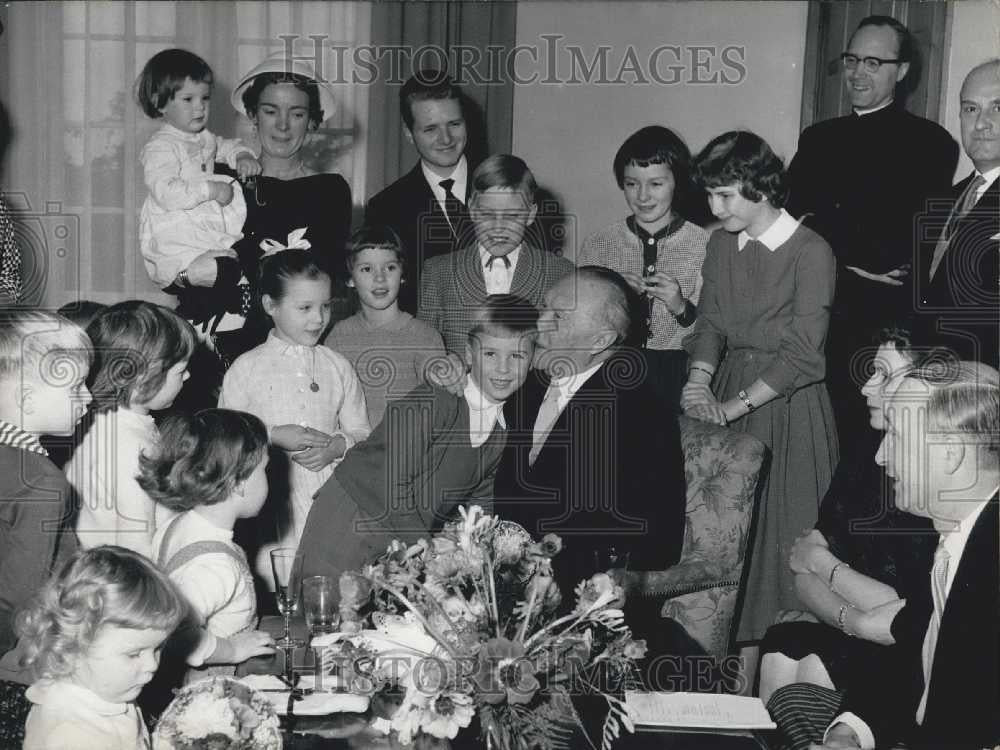 1958 Press Photo Chancellor Dr. Konrad Adenauer Surrounded By His Family - Historic Images