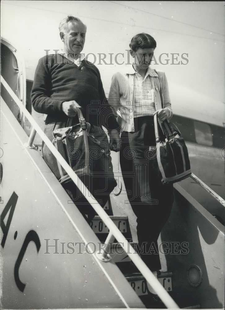 1958 Press Photo Sir Alfred Lady Savage Benghazi Air Crash Survivor - Historic Images