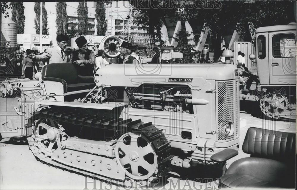 1969 Press Photo Bulgarian Farmers Look Bolgar Tractor At 25th Int&#39;l Trade Fair - Historic Images