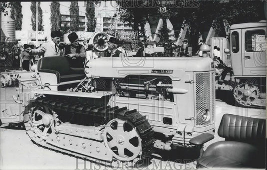 1969 Press Photo Bulgarian Farmers Look Bolgar Tractor At 25th Int'l Trade Fair - Historic Images