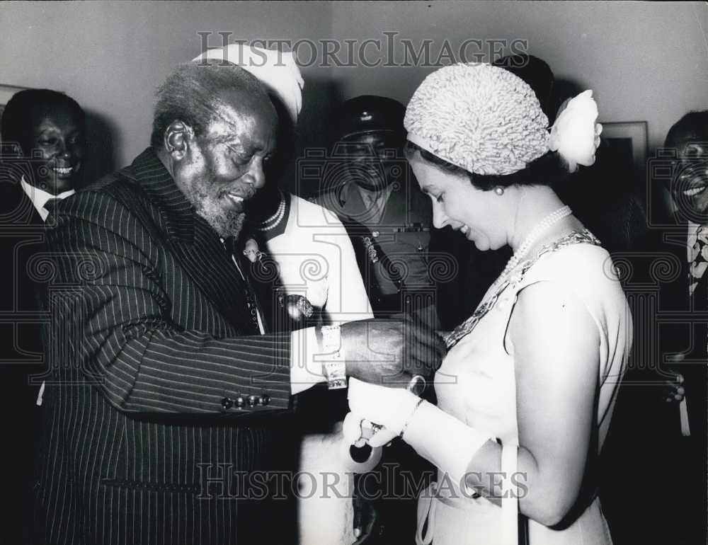 1972 Press Photo President Keyatta presents Queen with Order of the Golden Heart - Historic Images