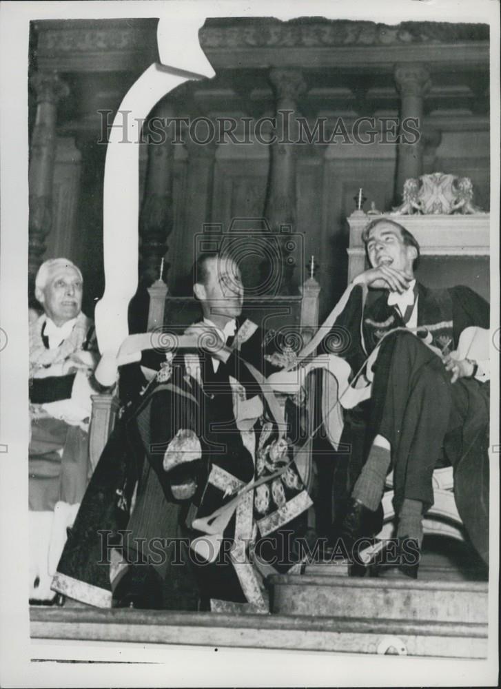 1958 Press Photo The Duke of Edinburgh faces a barrage of Toilet paper - Historic Images