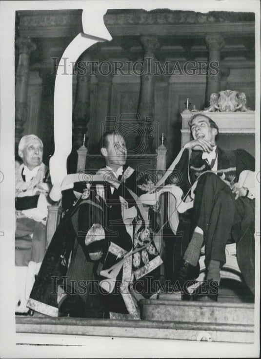 1958 Press Photo The Duke of Edinburgh faces a barrage of Toilet paper - Historic Images