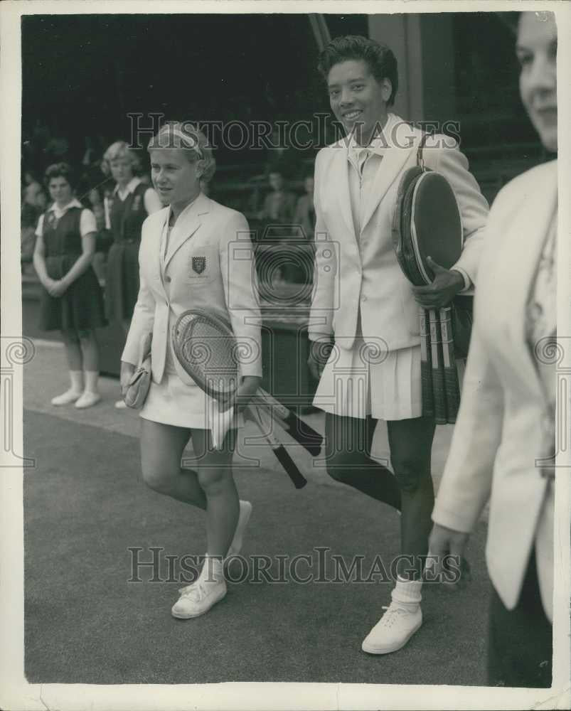 1958 Press Photo Althea Gibson VS. Shirley Boomer At Wightman Cup AT Wimbledon - Historic Images