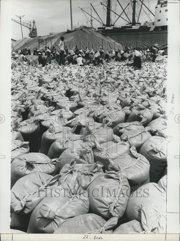 Press Photo Bags Of Grain Dakar Harbour Drought West Africa - Historic Images