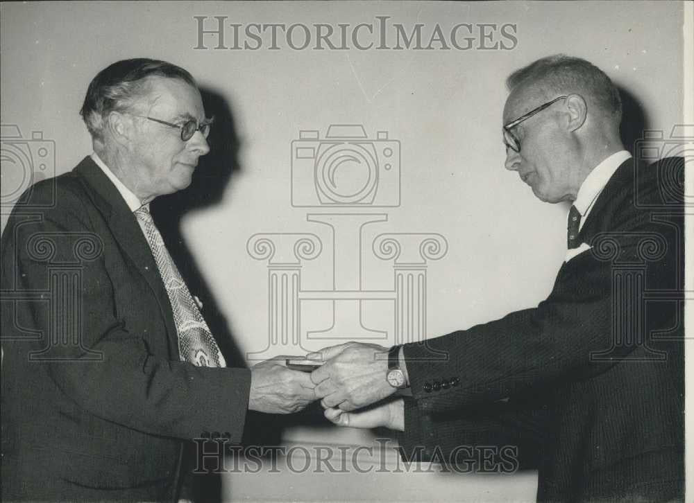 1958 Press Photo British &amp; Foreign Botanists &amp; Zoologists Receive Darwin Medal - Historic Images