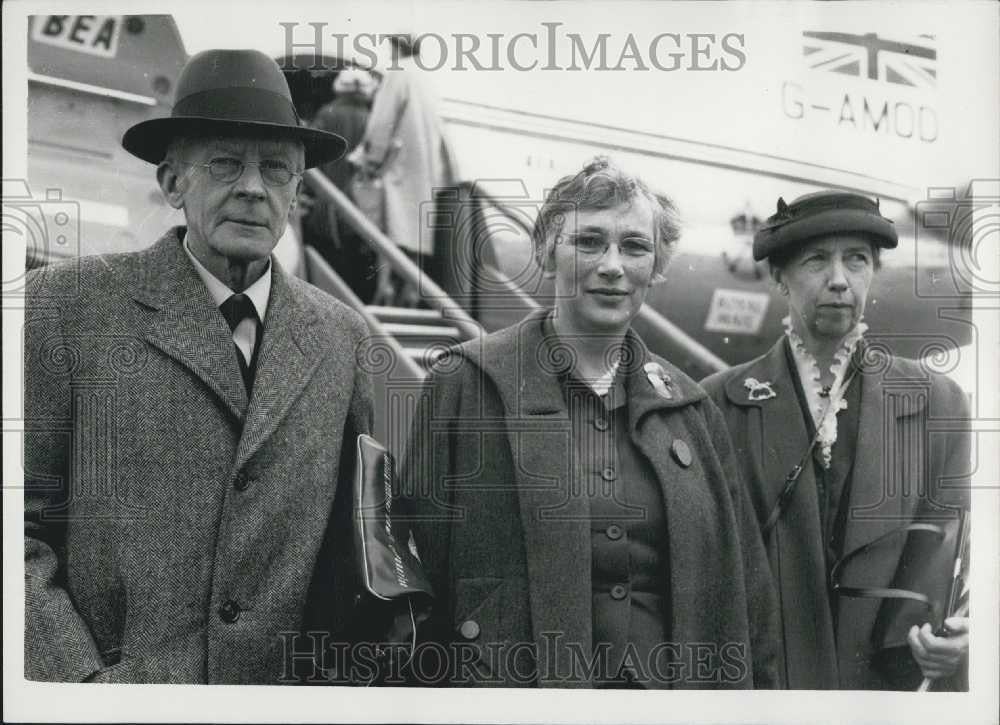 1956 Press Photo Lord And Lady Adrian With M.L. Cartwright Of Girton College - Historic Images