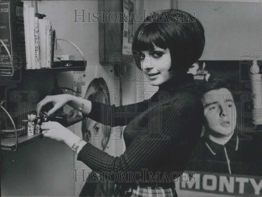 1964 Press Photo Karen Bessy New French Singer - Historic Images