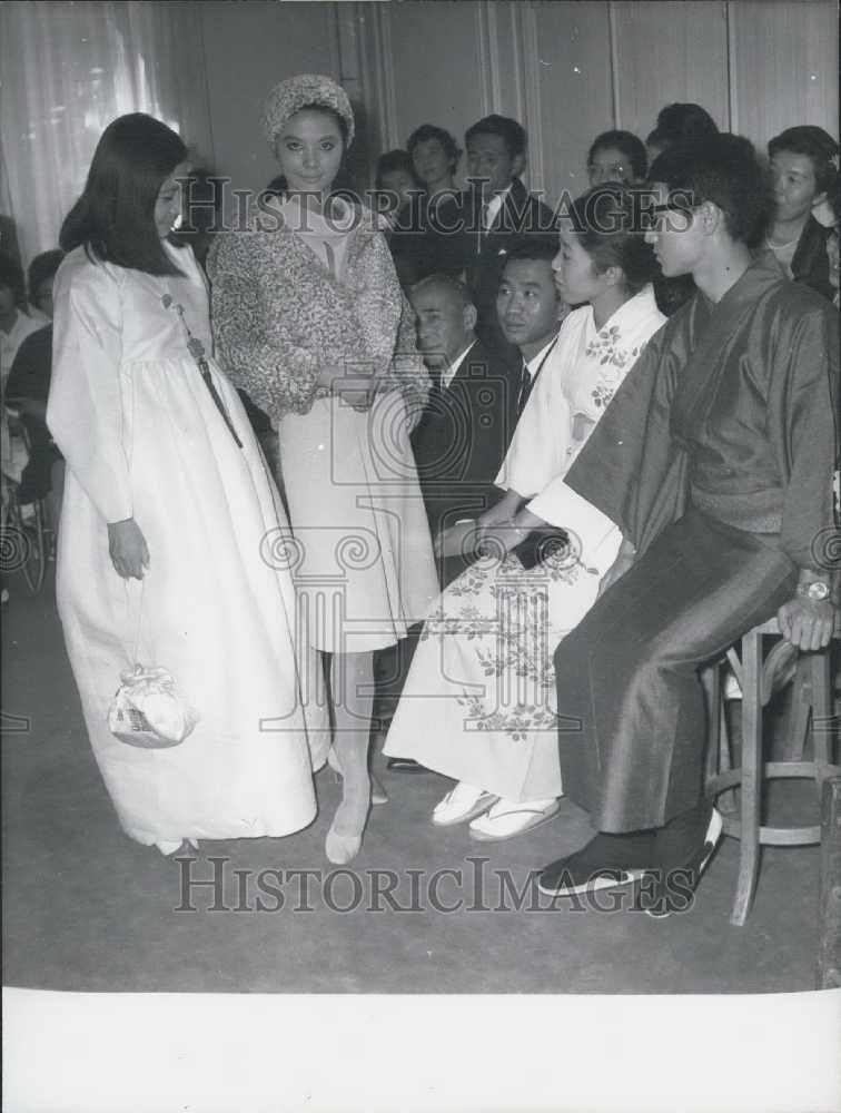 Press Photo Bunka School of Fashion Students on a Visit to Europe - Historic Images