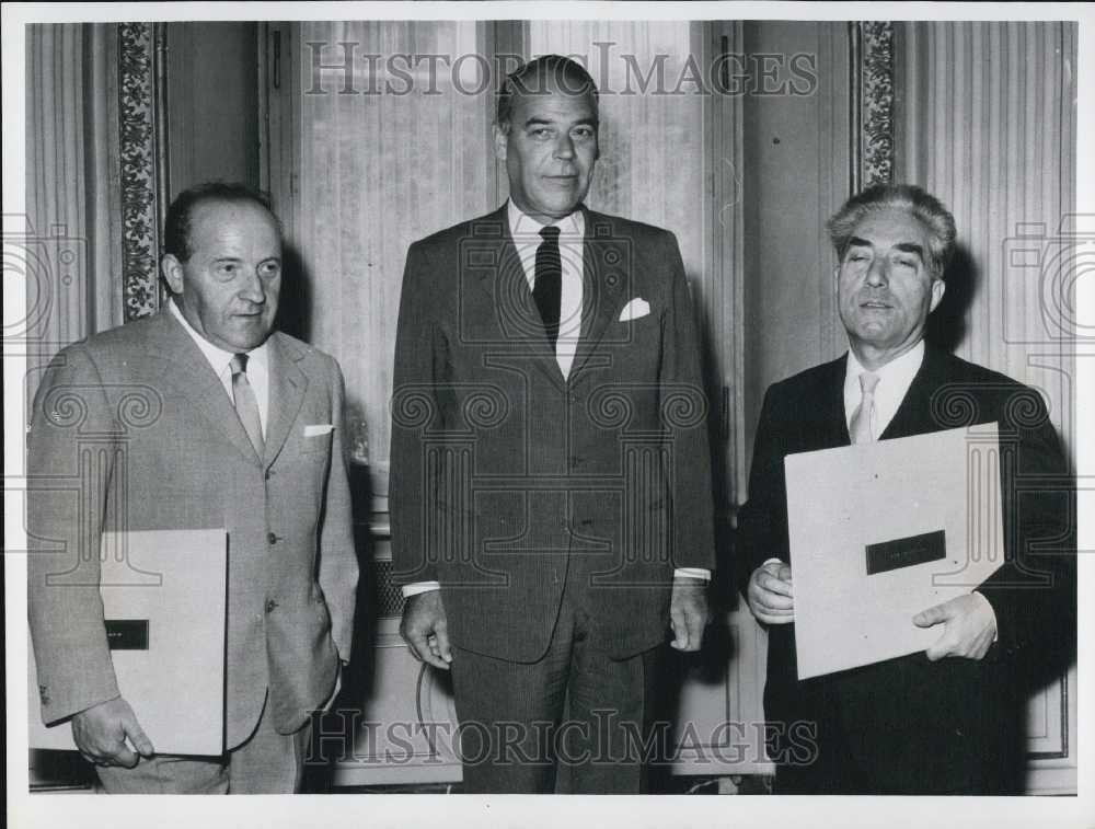 1964 Press Photo American Ambassador G.F. Reinhardt Delivers Certificates - Historic Images