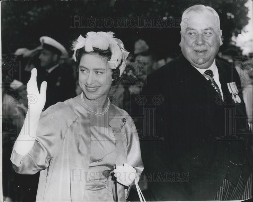 Press Photo Princess Margaret Waves To The Crowd On Arrival At Patricia Bay Airp - Historic Images